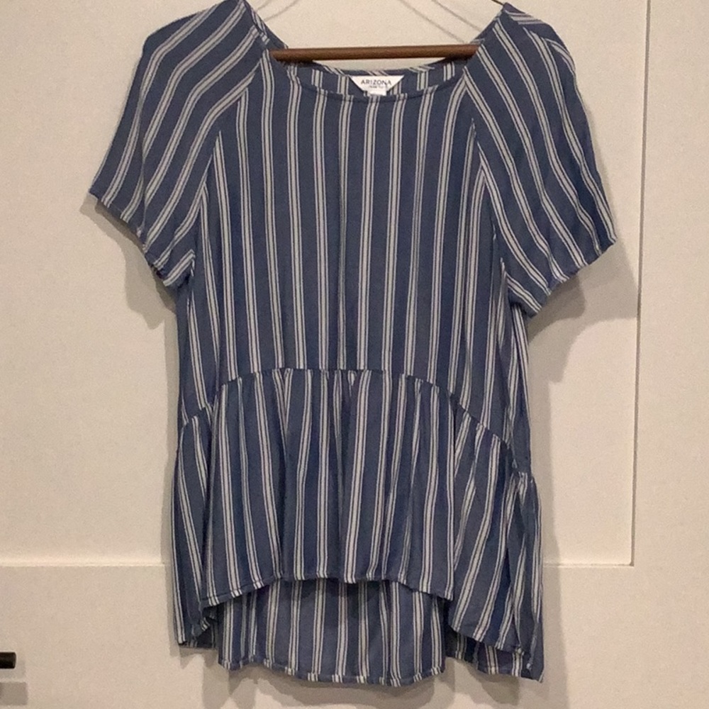 Arizona high low ruffled hemmed top size M